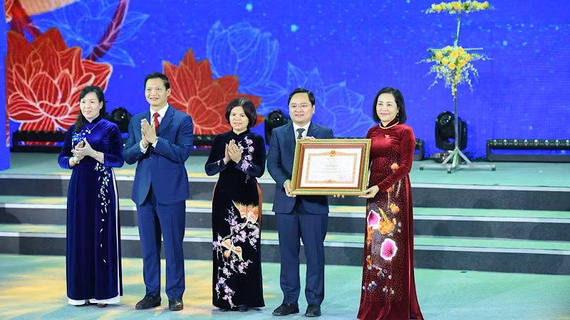 Phó Chủ tịch Quốc hội Nguyễn Thị Thanh trao Bằng khen của Thủ tướng Chính phủ tặng Đảng bộ, chính quyền và nhân dân tỉnh Bắc Ninh có thành tích xuất sắc trong công tác bảo tồn, phát huy giá trị di sản Dân ca Quan họ Bắc Ninh.
