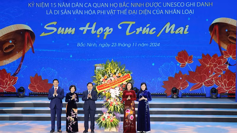 Phó Chủ tịch Quốc hội Nguyễn Thị Thanh tặng lẵng hoa chúc mừng 15 năm Dân ca Quan họ Bắc Ninh được UNESCO vinh danh.