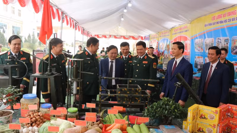 Các đại biểu tham quan gian trưng bày.