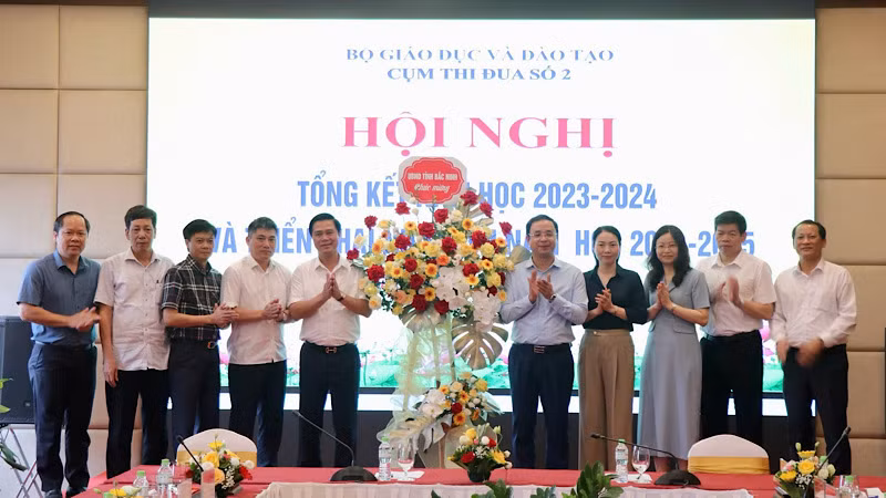 Đồng chí Lê Xuân Lợi, Phó Chủ tịch Ủy ban nhân dân tỉnh Bắc Ninh (thứ 5 từ trái qua) tặng hoa chúc mừng Hội nghị. 