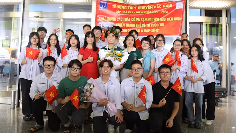 Nguyễn Hữu Tiến Hưng trong vòng tay gia đình, thầy cô và bạn bè sau kỳ thi Olympic Hóa học quốc tế 2024.