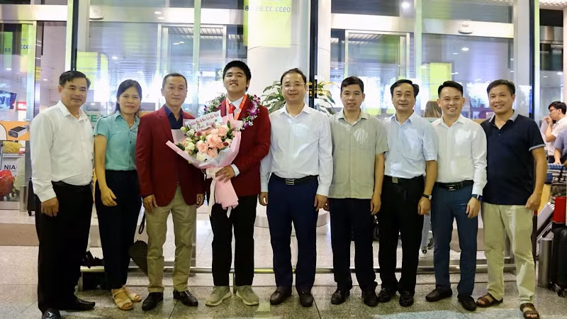 Lãnh đạo Sở Giáo dục và Đào tạo cùng thầy cô giáo đón em Nguyễn Văn Hoàng, Huy chương Đồng Olympic Toán quốc tế năm 2024.