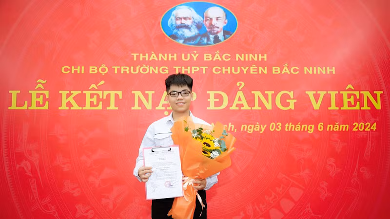 Nguyễn Hữu Tiến Hưng vinh dự đứng trong hàng ngũ của Đảng trước khi bước chân vào giảng đường đại học.