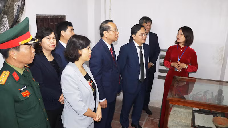 Đoàn đại biểu tỉnh Bắc Ninh tham quan các hiện vật trưng bày tại Nhà tưởng niệm đồng chí Ngô Gia Tự.