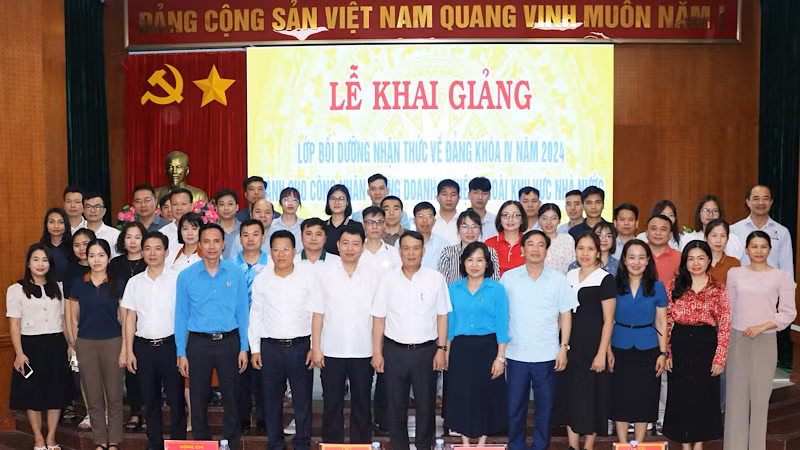 Các học viên chụp ảnh kỷ niệm tại Lễ Khai giảng.