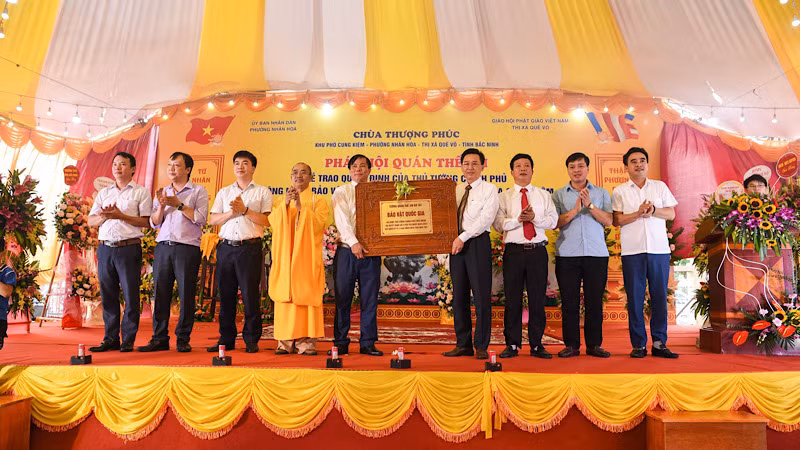 Lãnh đạo Sở Văn hóa, Thể thao và Du lịch tỉnh Bắc Ninh trao Bằng công nhận Bảo vật quốc gia Tượng Quan Thế Âm ở chùa Cung Kiệm.