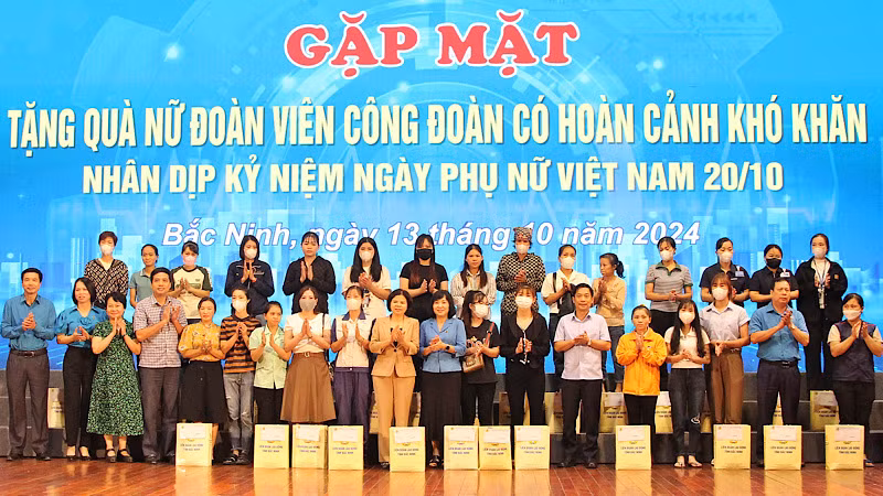 Nhiều phần quà ý nghĩa đã được gửi tặng các nữ đoàn viên công đoàn dịp này.