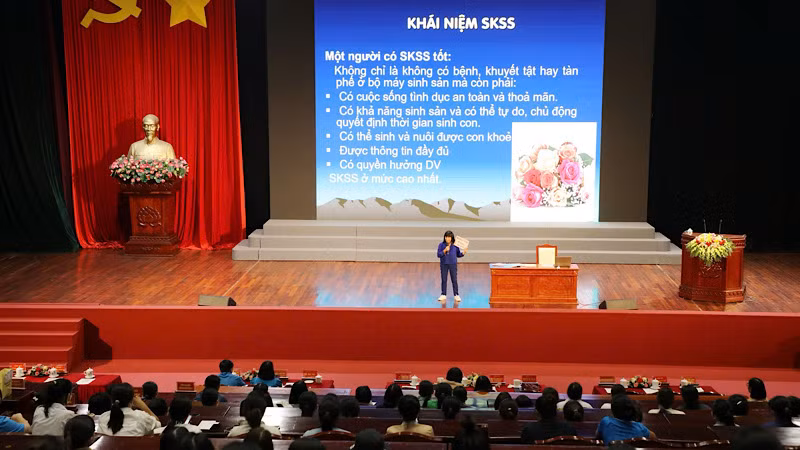 Tập huấn kiến thức sức khỏe sinh sản tới các chị em. Tập huấn kiến thức sức khỏe sinh sản tới các chị em.