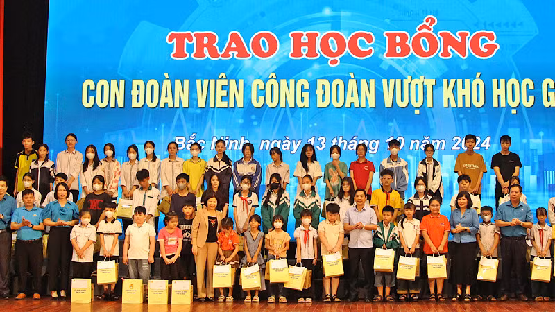 Bảy mươi lăm suất học bổng được dành tặng con các đoàn viên công đoàn vượt khó học giỏi. Bảy mươi lăm suất học bổng được dành tặng con các đoàn viên công đoàn vượt khó học giỏi.