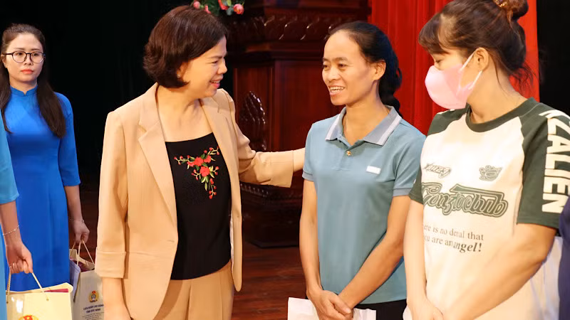 Phó Bí thư Thường trực Tỉnh ủy Bắc Ninh Nguyễn Hương Giang thăm hỏi, động viên các nữ đoàn viên công đoàn. Phó Bí thư Thường trực Tỉnh ủy Bắc Ninh Nguyễn Hương Giang thăm hỏi, động viên các nữ đoàn viên công đoàn.