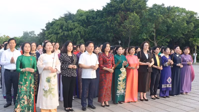 Phó Chủ tịch Quốc hội Nguyễn Thị Thanh và các đại biểu dâng hương tưởng niệm đồng chí Lê Quang Đạo. Phó Chủ tịch Quốc hội Nguyễn Thị Thanh và các đại biểu dâng hương tưởng niệm đồng chí Lê Quang Đạo.