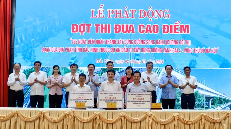 Lãnh đạo tỉnh chứng kiến các địa phương liên quan ký cam kết thi đua.