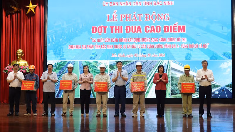 Lãnh đạo tỉnh Bắc Ninh tặng quà, động viên các đơn vị thi công.