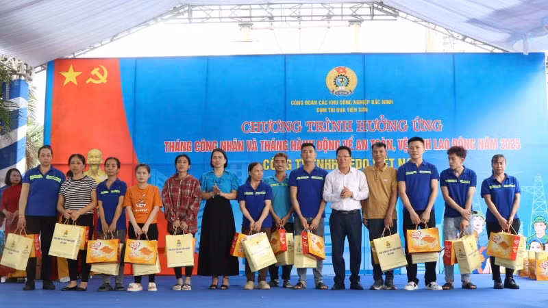 Lãnh đạo Liên đoàn lao động tỉnh và Ban Quản lý Khu công nghiệp Bắc Ninh trao quà hỗ trợ đoàn viên, người lao động có hoàn cảnh khó khăn.