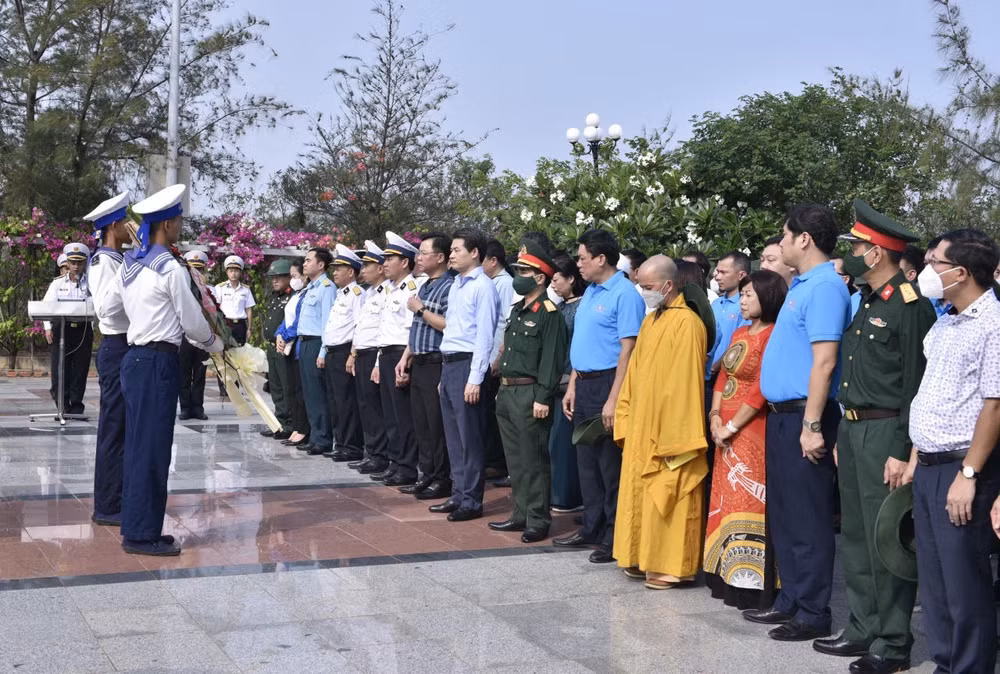 Đoàn công tác thành phố Hà Nội tưởng niệm các chiến sĩ Gạc Ma. (Ảnh: NGỌC THỦY) Đoàn công tác thành phố Hà Nội tưởng niệm các chiến sĩ Gạc Ma. (Ảnh: NGỌC THỦY)