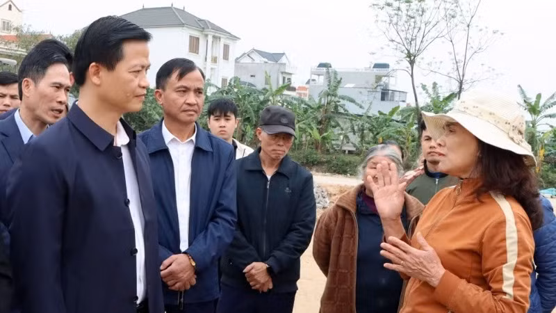 Người dân phản ánh tâm tư, nguyện vọng với lãnh đạo tỉnh. Người dân phản ánh tâm tư, nguyện vọng với lãnh đạo tỉnh.