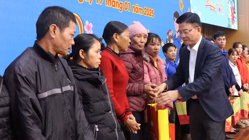 Phó Thủ tướng Lê Thành Long thăm, tặng quà các gia đình chính sách, người có công, người có hoàn cảnh khó khăn tại tỉnh Bắc Ninh.