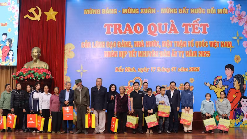 Những phần quà Tết thiết thực, ấm sự sẻ chia, quan tâm của các cấp chính quyền được trao tới tận tay người có hoàn cảnh khó khăn.