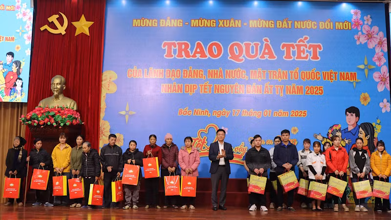 400 phần quà đã được Phó Thủ tướng Lê Thành Long và Đoàn công tác của Trung ương trao tặng tại Bắc Ninh dịp này.