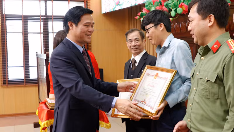 Phó Chủ tịch Ủy ban nhân dân tỉnh Lê Xuân Lợi trao Bằng khen của Chủ tịch Ủy ban nhân dân tỉnh tới các cá nhân có thành tích xuất sắc. Phó Chủ tịch Ủy ban nhân dân tỉnh Lê Xuân Lợi trao Bằng khen của Chủ tịch Ủy ban nhân dân tỉnh tới các cá nhân có thành tích xuất sắc.