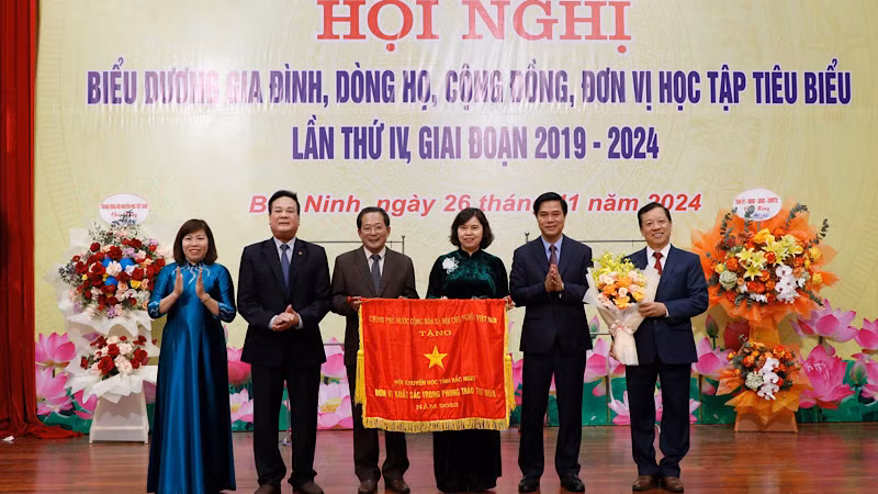 Hội Khuyến học tỉnh Bắc Ninh vinh dự đón nhận Cờ Thi đua của Chính phủ.