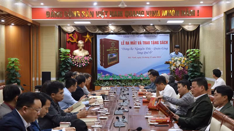 Lễ ra mắt và trao tặng sách "Dòng họ Nguyễn Đức - Quận công làng Quế Ổ".