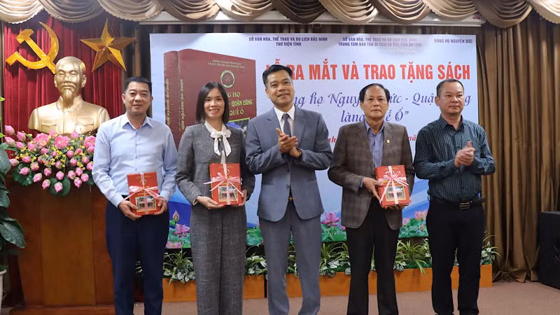 Đại diện Sở Văn hóa, Thể thao và Du lịch tỉnh trao tặng sách các đơn vị.