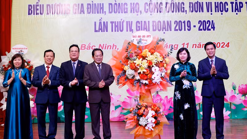 Đại diện lãnh đạo tỉnh tặng hoa chúc mừng Hội Khuyến học. Đại diện lãnh đạo tỉnh tặng hoa chúc mừng Hội Khuyến học.