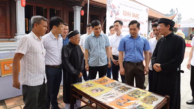 Nhiều bức tranh độc đáo của dòng tranh dân gian Đông Hồ được giới thiệu tại chợ tranh.
