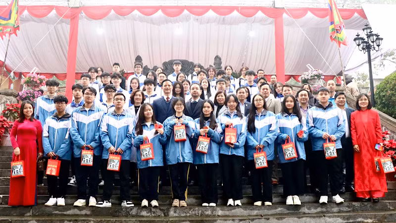 Các đại biểu chụp ảnh lưu niệm cùng các giáo viên, học sinh hai trường trung học phổ thông chuyên Bắc Ninh và Hàn Thuyên. Các đại biểu chụp ảnh lưu niệm cùng các giáo viên, học sinh hai trường trung học phổ thông chuyên Bắc Ninh và Hàn Thuyên.