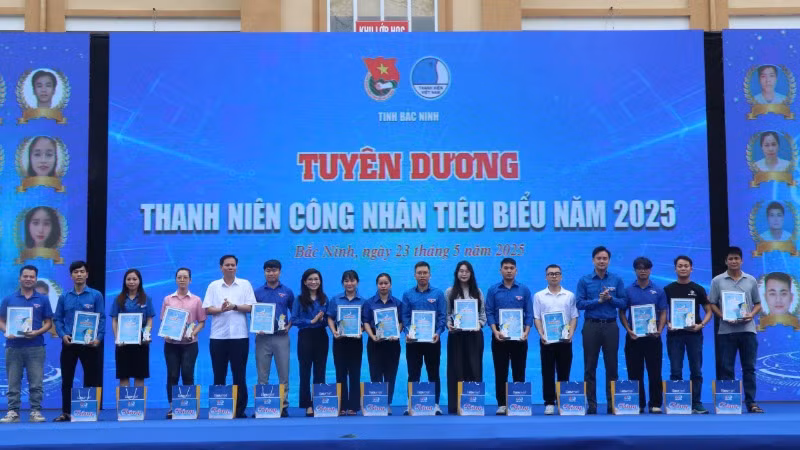 Tuyên dương Thanh niên công nhân tiêu biểu.