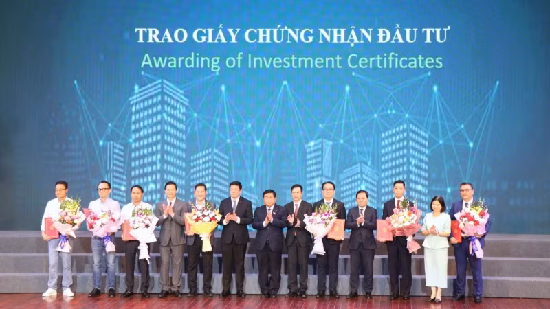 7 doanh nghiệp tiêu biểu nhận Giấy chứng nhận đăng ký đầu tư.