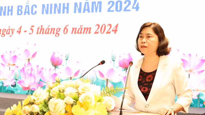 Đồng chí Trần Thị Hằng, Phó Chủ tịch Thường trực Hội đồng nhân dân tỉnh Bắc Ninh phát biểu. Đồng chí Trần Thị Hằng, Phó Chủ tịch Thường trực Hội đồng nhân dân tỉnh Bắc Ninh phát biểu.