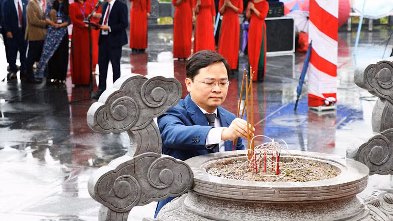 Đồng chí Bí thư Tỉnh ủy Bắc Ninh dâng hương tại tượng đài đồng chí Ngô Gia Tự.