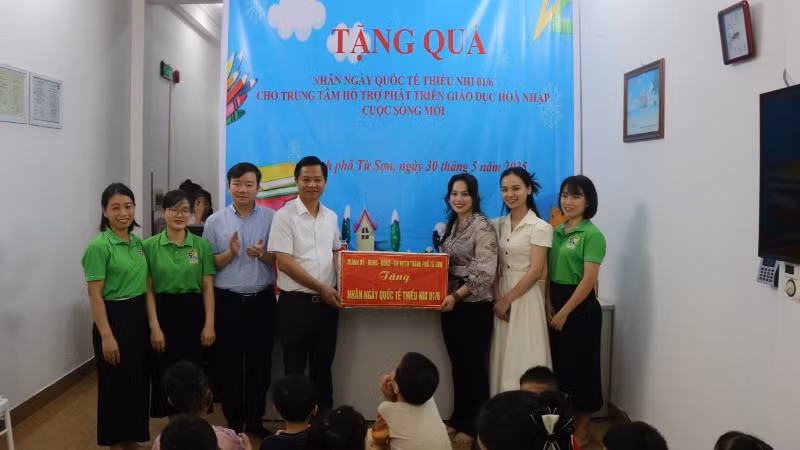 Dịp này, các địa phương trong tỉnh cũng tổ chức các đoàn thăm hỏi, tặng quà các Trung tâm giáo dục, chăm sóc trẻ em.