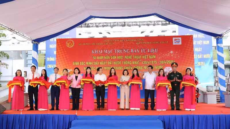 Các đại biểu cắt băng khai mạc trưng bày. Các đại biểu cắt băng khai mạc trưng bày.