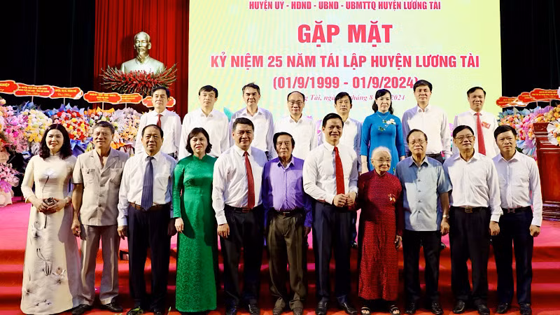 Các đại biểu chụp ảnh kỷ niệm.