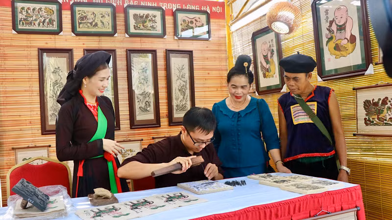 Giới thiệu kỹ thuật làm tranh Đông Hồ đến với du khách. Giới thiệu kỹ thuật làm tranh Đông Hồ đến với du khách.
