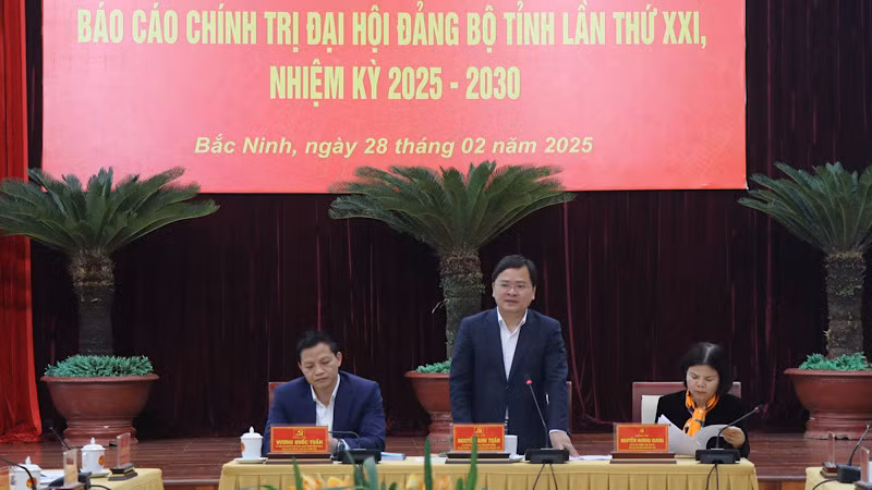 Bí thư Tỉnh ủy Bắc Ninh Nguyễn Anh Tuấn cảm ơn, tiếp thu và phát biểu kết luận hội nghị. Bí thư Tỉnh ủy Bắc Ninh Nguyễn Anh Tuấn cảm ơn, tiếp thu và phát biểu kết luận hội nghị.
