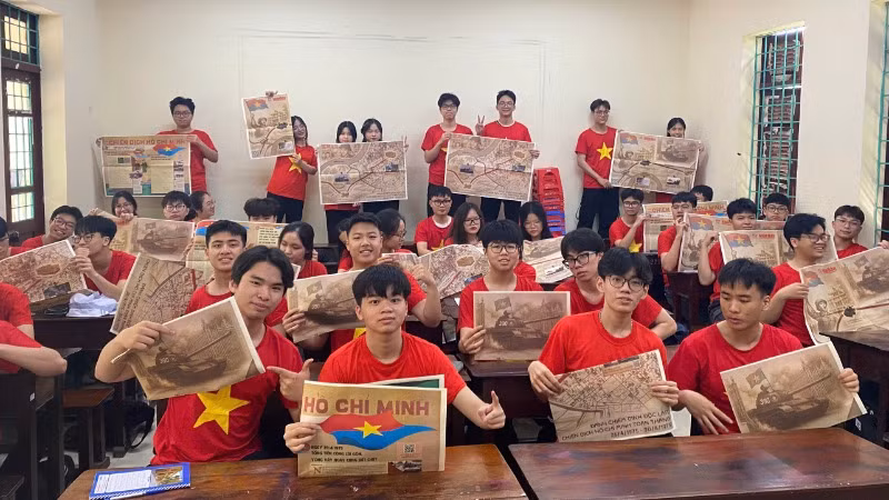 Học sinh Trường trung học phổ thông Hàn Thuyên và niềm vui được "sở hữu" phụ san đặc biệt.