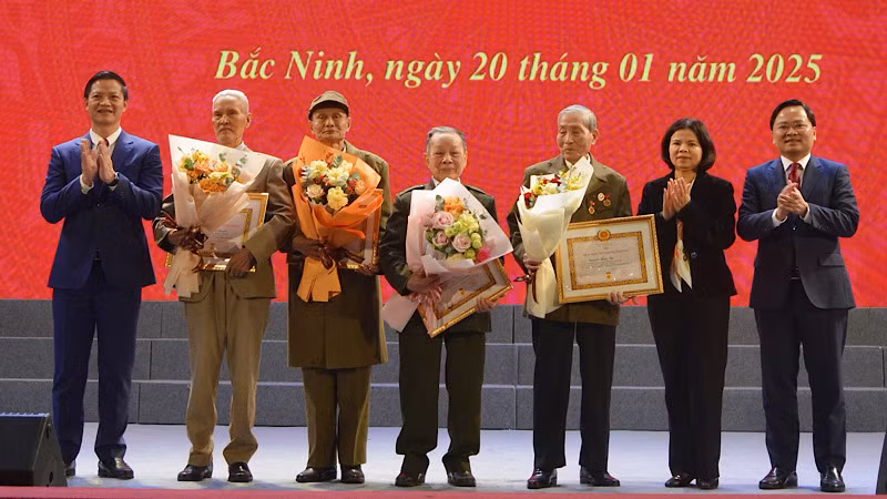 Các đồng chí lãnh đạo tỉnh chúc mừng các đảng viên vinh dự nhận Huy hiệu 70 năm tuổi Đảng. Các đồng chí lãnh đạo tỉnh chúc mừng các đảng viên vinh dự nhận Huy hiệu 70 năm tuổi Đảng.