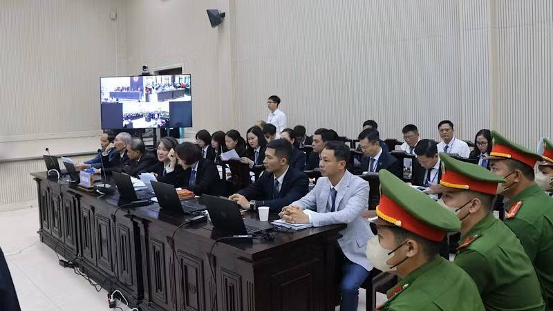 Hơn 20 luật sư tham gia bào chữa tại phiên tòa. Hơn 20 luật sư tham gia bào chữa tại phiên tòa.