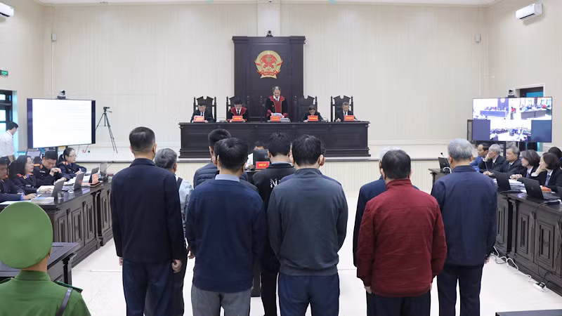 11 trong tổng số 13 bị cáo có mặt tại phiên tòa. 11 trong tổng số 13 bị cáo có mặt tại phiên tòa.