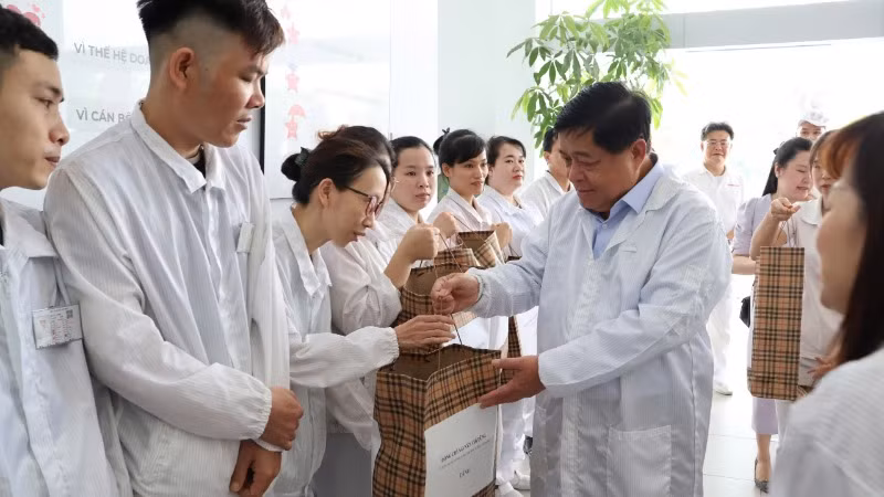 Phó Thủ tướng Chính phủ Nguyễn Chí Dũng thăm, tặng quà người lao động tại Công ty cổ phần sản xuất gia công và xuất nhập khẩu Hanel.