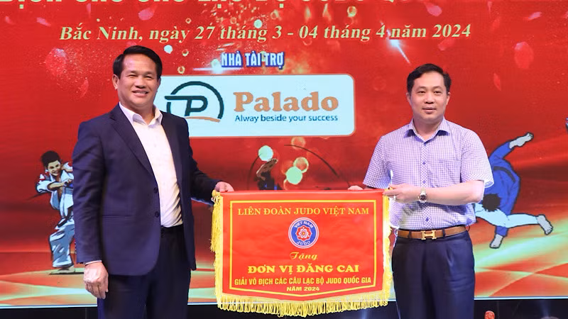 Bắc Ninh nhận cờ đơn vị đăng cai tổ chức giải.