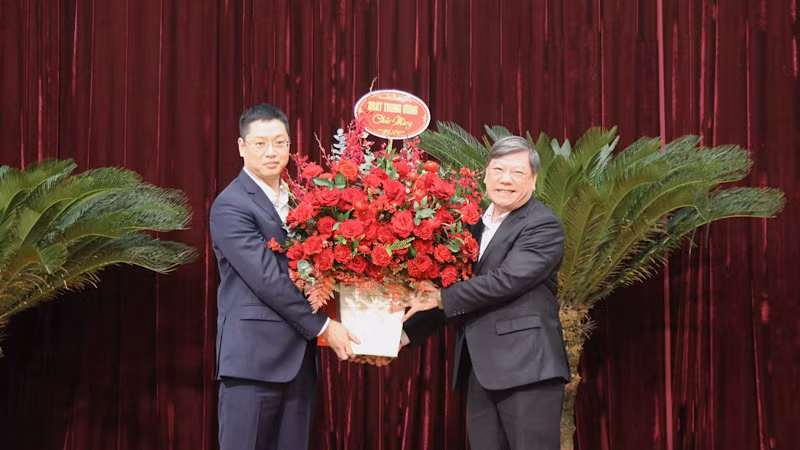 Phó Chủ nhiệm Thường trực Ủy ban Kiểm tra Trung ương tặng hoa chúc mừng cán bộ luân chuyển. Phó Chủ nhiệm Thường trực Ủy ban Kiểm tra Trung ương tặng hoa chúc mừng cán bộ luân chuyển.