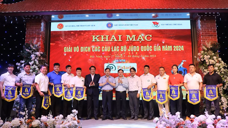 Ban Tổ chức trao Cờ lưu niệm tặng các Câu lạc bộ tham dự.