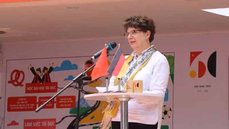 Bà Helga Margarete Barth, Đại sứ Đặc mệnh toàn quyền Cộng hòa Liên bang Đức tại Việt Nam phát biểu. Bà Helga Margarete Barth, Đại sứ Đặc mệnh toàn quyền Cộng hòa Liên bang Đức tại Việt Nam phát biểu.