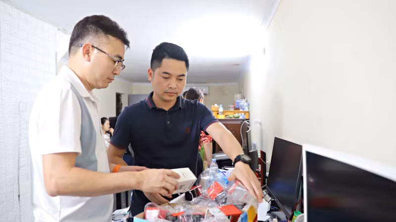 Các lực lượng chức năng tiến hành khám xét địa điểm hoạt động tại phường Châu Khê, thành phố Từ Sơn.