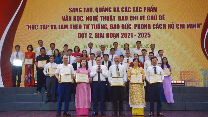 Đồng chí Nguyễn Anh Tuấn, Bí thư Tỉnh ủy Bắc Ninh trao giải Nhất tặng các cơ quan, đơn vị, tác giả, nhóm tác giả đạt giải.